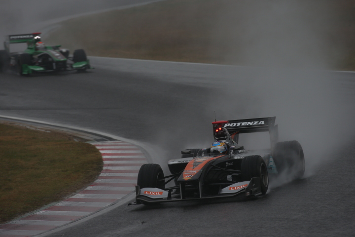 決勝レース1: 石浦宏明（P.MU/CERUMO・INGING SF14）