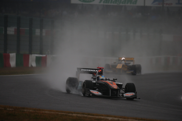 決勝レース1: 石浦宏明（P.MU/CERUMO・INGING SF14）