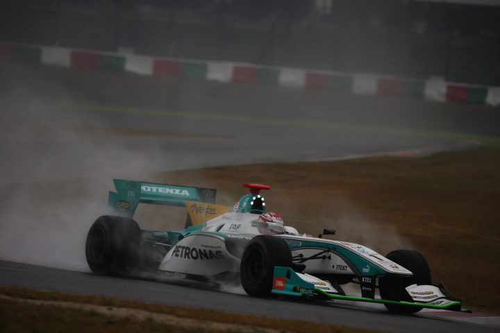 決勝レース1: 中嶋一貴（PETRONAS TOM’S SF14）