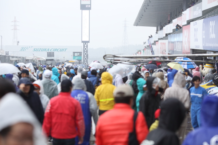 ピットウォーク: 雨の中多くの観客が集まった
