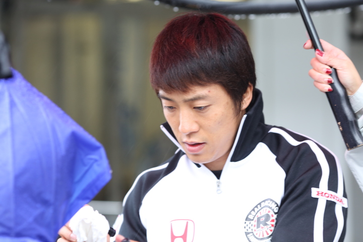 ピットウォーク: 伊沢拓也（REAL RACING）