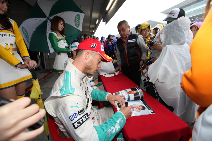 ピットウォーク: アンドレ・ロッテラー（PETRONAS TEAM TOM'S）