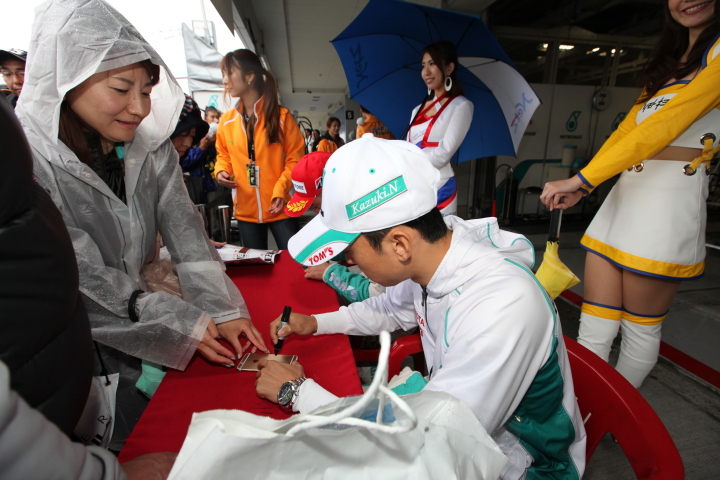 ピットウォーク: 中嶋一貴（PETRONAS TEAM TOM'S）