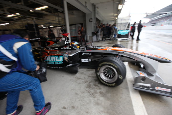 決勝レース2: 石浦宏明（P.MU/CERUMO・INGING SF14）