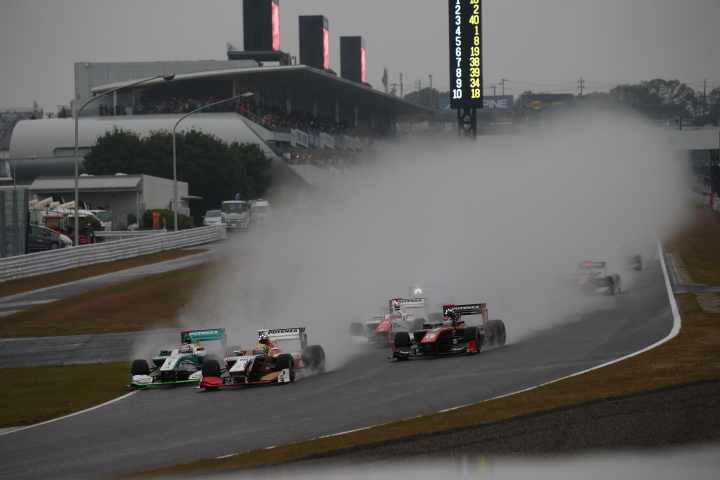 決勝レース2: 28周の決勝レースがスタートした