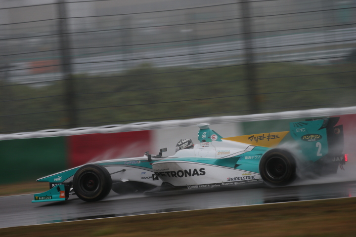 決勝レース2: アンドレ・ロッテラー（PETRONAS TOM’S SF14）