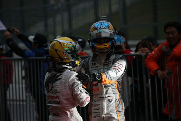 決勝レース2: 優勝した山本尚貴（左）とドライバーズチャンピオンを決めた石浦宏明（右）