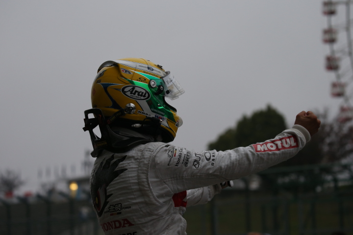 決勝レース2: 優勝した山本尚貴（TEAM 無限SF14）