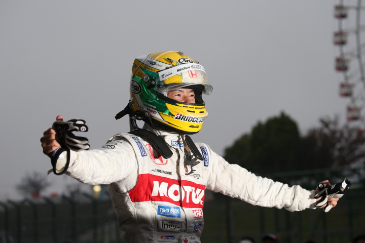 決勝レース2: 優勝した山本尚貴（TEAM 無限SF14）