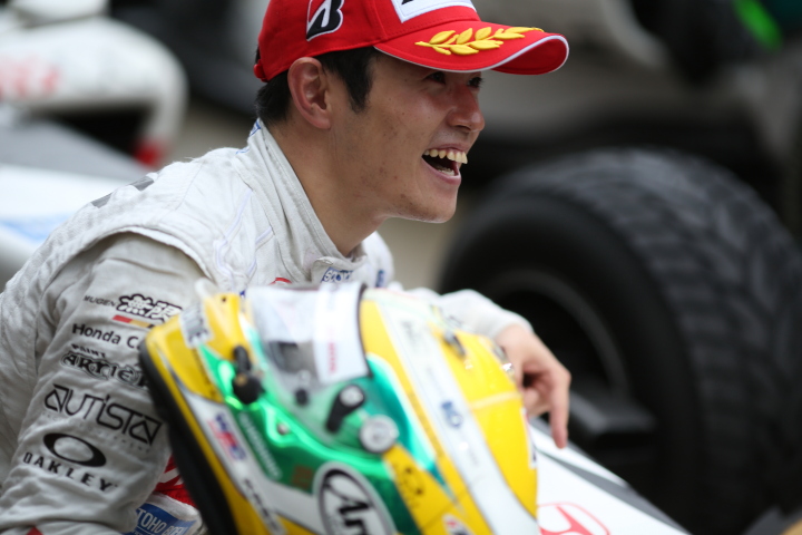 決勝レース2: 優勝した山本尚貴（TEAM 無限SF14）