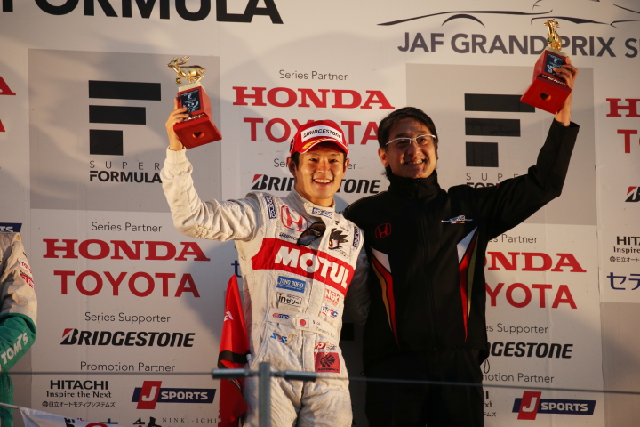 決勝レース2: 優勝した山本尚貴と優勝チーム監督手塚長孝氏（TEAM 無限SF14）