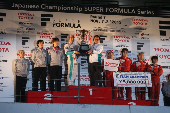 年間表彰式: チームチャンピオンを獲得したペトロナスチームトムスの面々