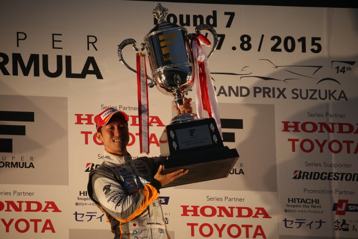 年間表彰式: ドライバーズチャンピオンを獲得した石浦宏明（P.MU/CERUMO・INGING）