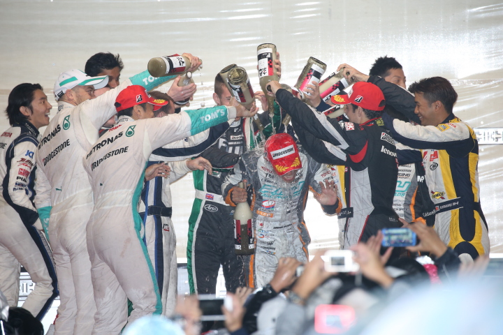 シーズンエンドセレモニー: 手荒い祝福を受けるチャンピオンの石浦宏明（P.MU/CERUMO・INGING）