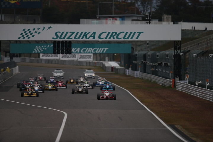 F4日本一決定戦: 10周の決勝レースがスタートした