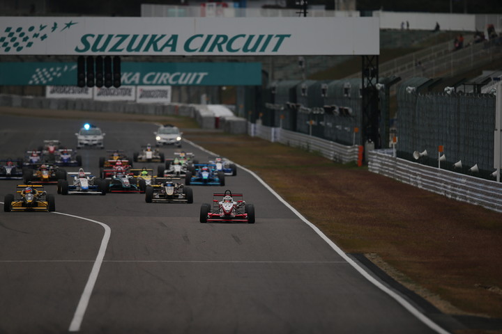 F4日本一決定戦: 10周の決勝レースがスタートした