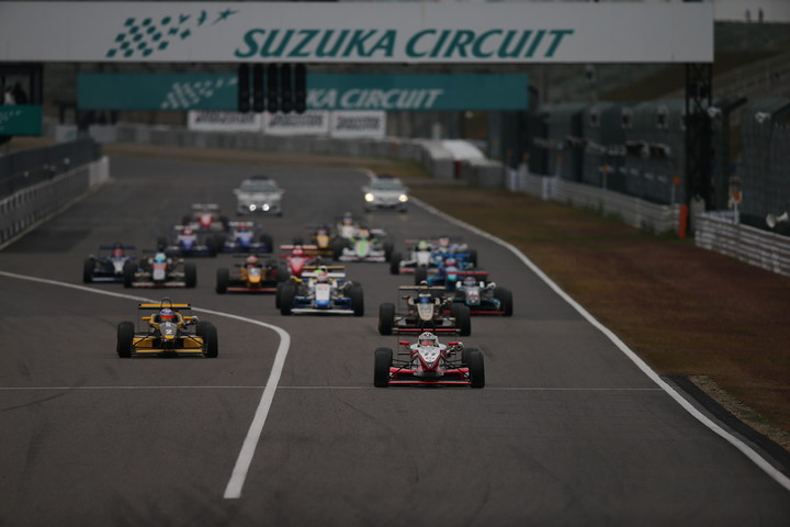 F4日本一決定戦: 10周の決勝レースがスタートした