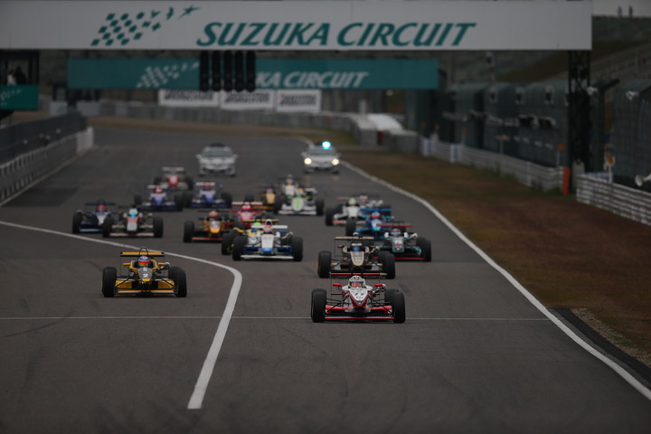 F4日本一決定戦: 10周の決勝レースがスタートした