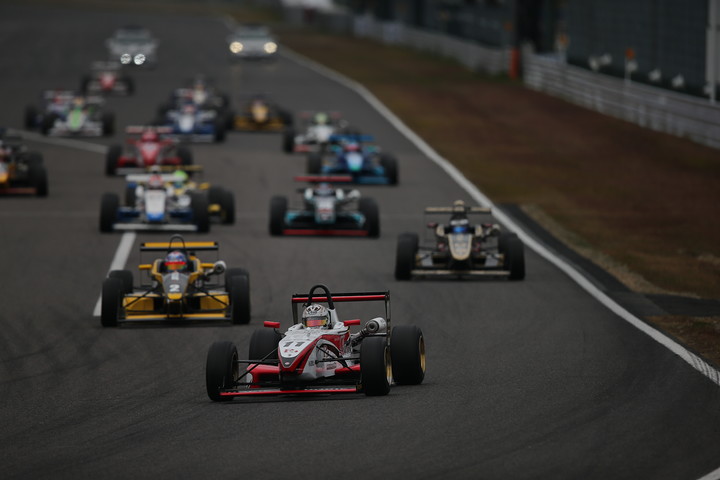 F4日本一決定戦: 10周の決勝レースがスタートした