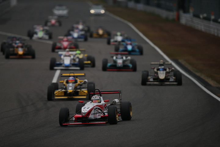 F4日本一決定戦: 10周の決勝レースがスタートした