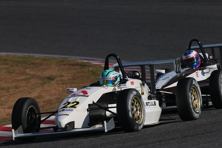 第1レグAグループ決勝: 八巻渉（モレキュールアキランドイーグル）が兒島弘訓（OUSFPコウゲレーシングKK-SⅡ）をかわす