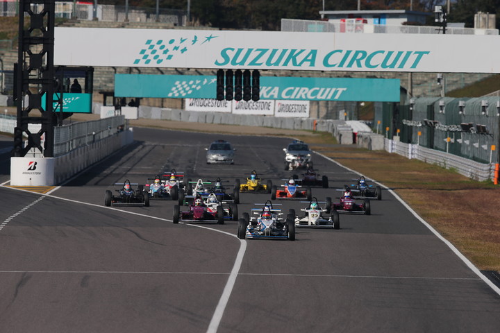 第1レグAグループ決勝: 6周の決勝レースがスタートした