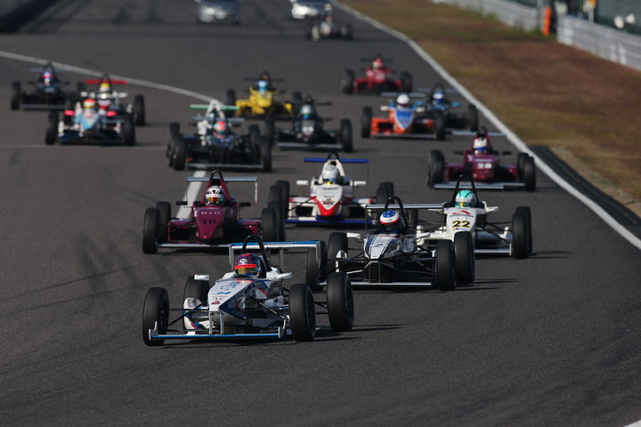 第1レグAグループ決勝: 6周の決勝レースがスタートした