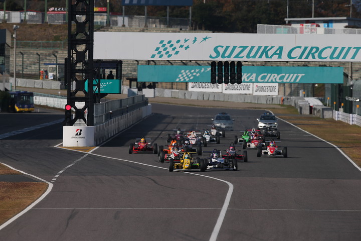 第1レグBグループ決勝: 6周の決勝レースがスタートした