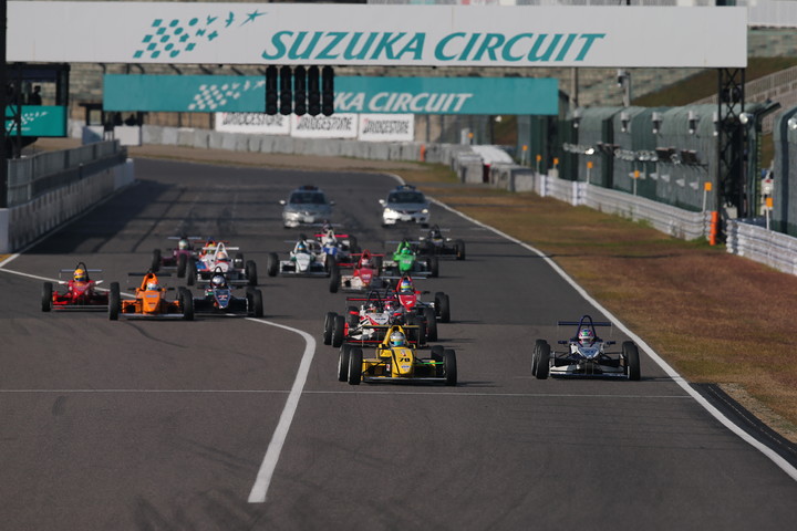 第1レグBグループ決勝: 6周の決勝レースがスタートした