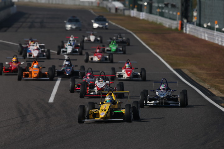 第1レグBグループ決勝: 6周の決勝レースがスタートした