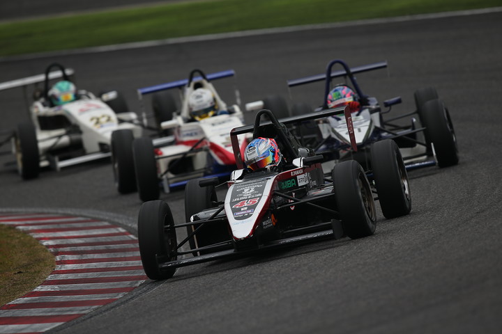 日本一決定戦ファイナル: 3位の山田遼（IDMS＆RSプリモガレージ茶畑）に21番グリッドから追い上げてきた小高一斗が迫る