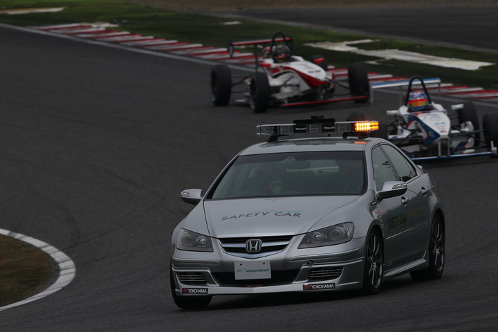日本一決定戦ファイナル: レースは早々にセーフティーカーが導入される