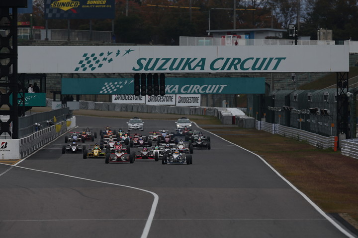 日本一決定戦ファイナル: 10周の決勝レースがスタートした