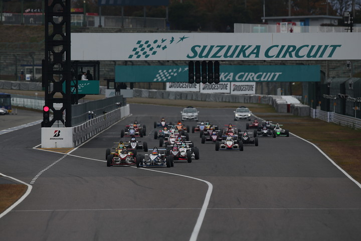 日本一決定戦ファイナル: 10周の決勝レースがスタートした