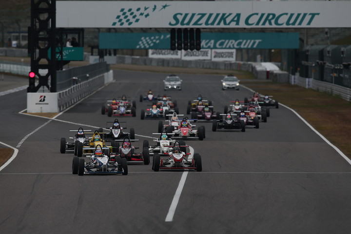 日本一決定戦ファイナル: 10周の決勝レースがスタートした