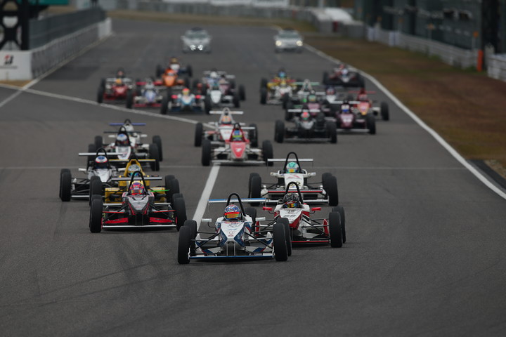 日本一決定戦ファイナル: 10周の決勝レースがスタートした