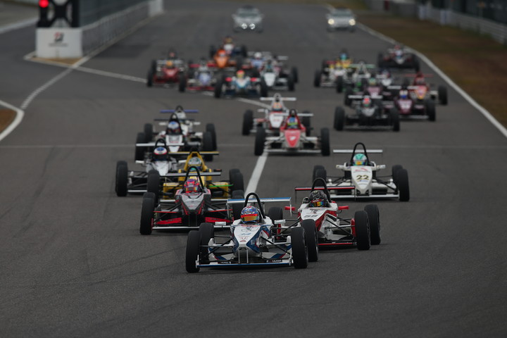 日本一決定戦ファイナル: 10周の決勝レースがスタートした