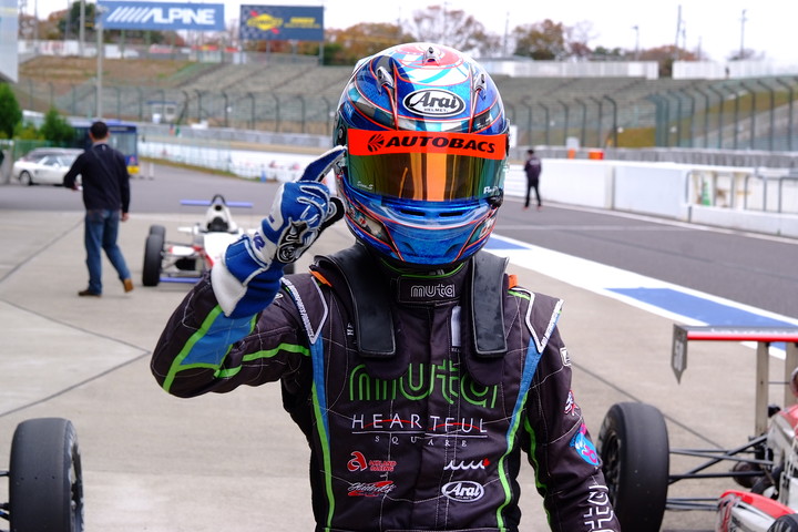 日本一決定戦ファイナル: パルクフェルメに戻ってきたウィナーの阪口晴南（中日本自動車短期大学KKSⅡ戸田ワコーズ）