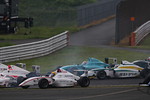 スタート直後、1コーナーでのアクシデント fiaf4-rd5-r-accident1