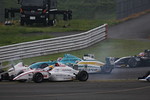スタート直後、1コーナーでのアクシデント fiaf4-rd5-r-accident2