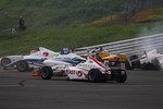 スタート直後、1コーナーでのアクシデント fiaf4-rd5-r-accident3
