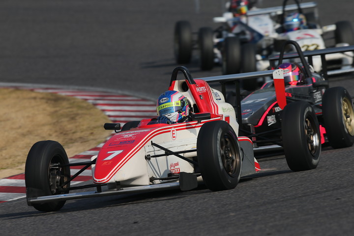 セーフティーカー後のリスタート。大井偉史、吉田宜弘、大石裕基と続く