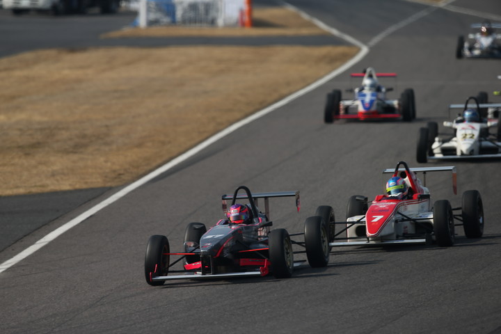 スタートでトップに立った吉田宜弘に2位・大井偉史、3位・大石裕基が続く