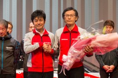 新総監督の田中利和氏（左）と勇退する柿本邦彦氏（右）