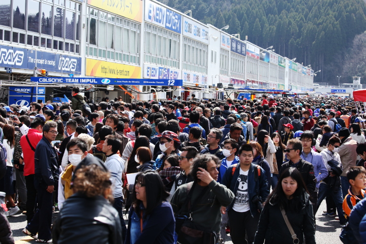 公式テスト岡山: ピットウォークは大勢のファンで立すいの余地もないほど