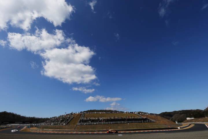 公式テスト岡山: 青空の下、リボルバーからパイパーコーナーを駆けるGTマシン