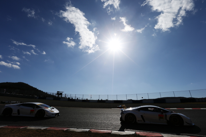 公式テスト岡山: JLOCのLamborghini HURACAN GT3編隊