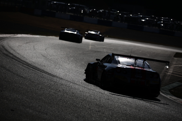 公式テスト岡山: マイクナイトから最終コーナーへ向かうGTマシン