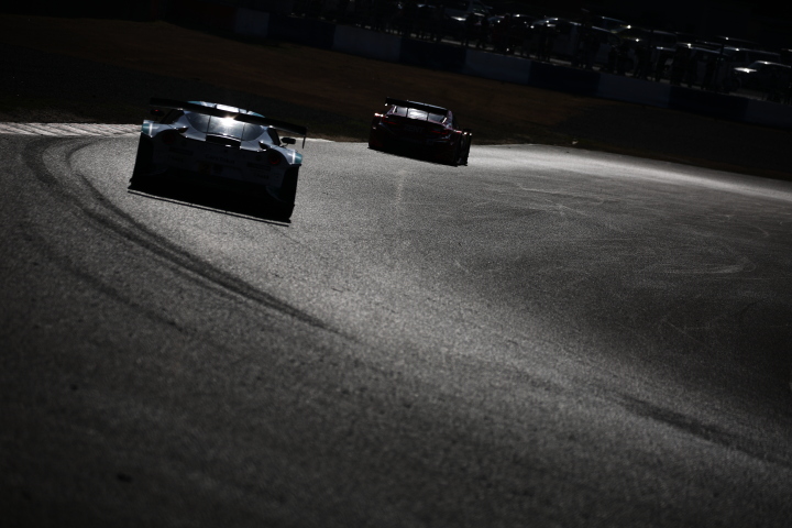 公式テスト岡山: マイクナイトから最終コーナーへ向かうGTマシン