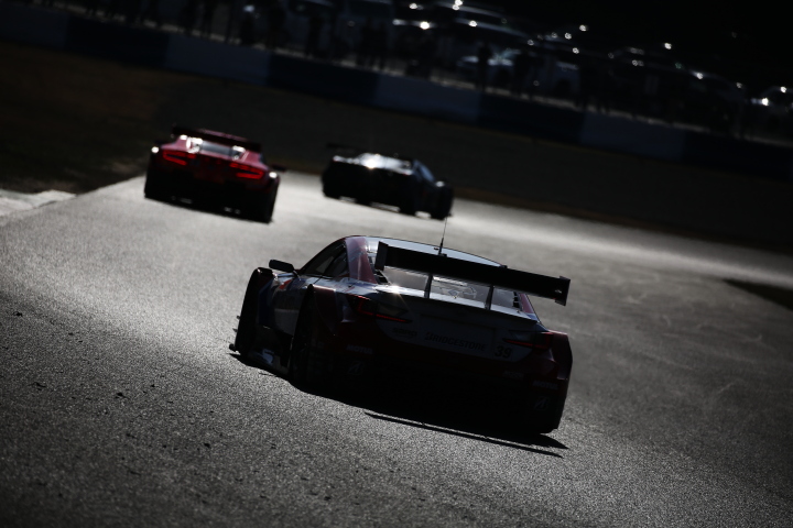 公式テスト岡山: マイクナイトから最終コーナーへ向かうGTマシン